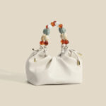 sac-main-blanc-souple-cuir-03 Sac à main blanc souple en cuir sur fond crème