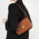 Sac à main camel chic en cuir souple avec bandoulière courte portée à l'épaule