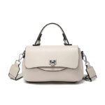 Sac à main cuir femme luxueux et raffiné de couleur blanche sur fond blanc