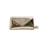 Sac à main doré éclatant avec chaîne sur fond blanc