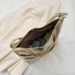 Sac à main doré luxueux et minimaliste ouvert avec vue intérieure