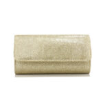 Sac à main doré tendance et durable sur fond blanc