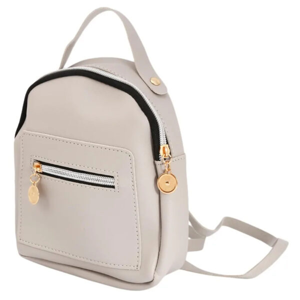 Sac à main à dos élégant en simili cuir sur fond blanc