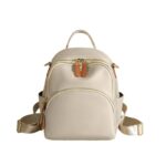 Sac à main à dos raffiné et compact sur fond blanc