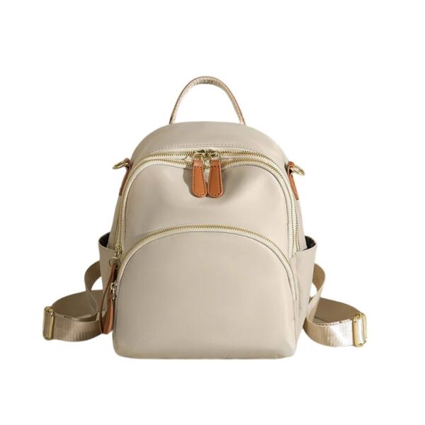 Sac à main à dos raffiné et compact sur fond blanc