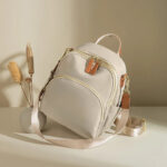 Sac à main à dos raffiné et compact sur un fond crème