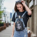 Sac à main à dos urbain avec motif portage ventral par une femme