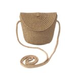 Sac à main été à bandoulière et scratch sur fond blanc