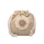 Sac à main été beige à bandoulière avec fleur, sur un fond blanc.