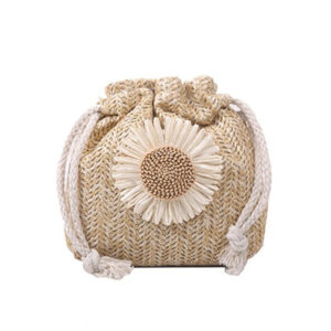 Sac à main été beige à bandoulière avec fleur, sur un fond blanc.