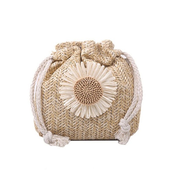 Sac à main été beige à bandoulière avec fleur, sur un fond blanc.
