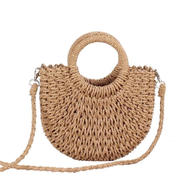 Sac à main été marron en paille tissée, sur un fond blanc.