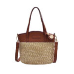Sac à main été sophistiqué et chic sur fond blanc