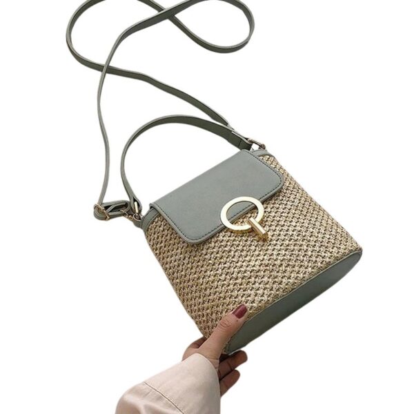 Sac à main été stylé et moderne avec la main d'une femme sur fond blanc