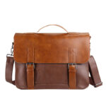 Sac à main homme cuir décontracté au style rétro marron sur fond blanc