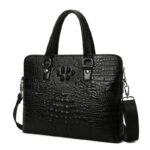 Sac à main homme cuir élégant en effet peau de crocodile sur fon blanc de trois quart face