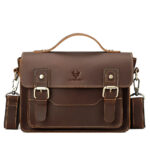 Sac à main homme cuir marron pratique et décontracté sur fond blanc