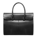 Sac à main homme cuir noir chic et sophistiqué sur fond blanc