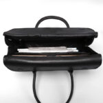 Sac à main homme cuir noir chic et sophistiqué ouvert et vu de dessus