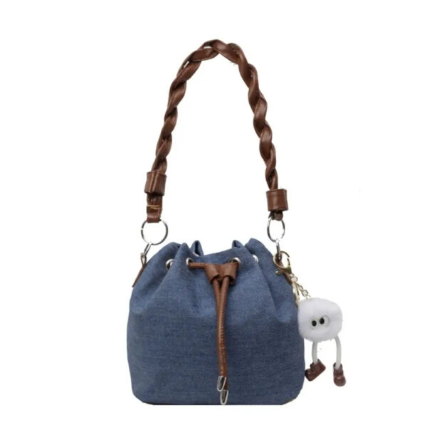 Sac à main en jean décontracté et original sur fond blanc