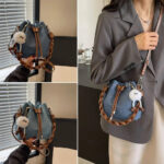 Sac à main en jean décontracté et original porté en bandoulière par une femme