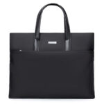 Sac à main lycée noir chic et élégant sur fond blanc