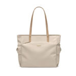 Sac à main lycée pratique et tendance sur fond blanc
