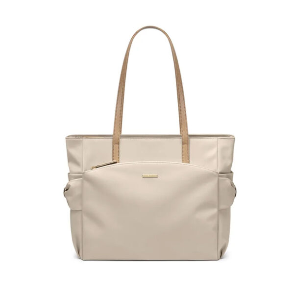 Sac à main lycée pratique et tendance sur fond blanc