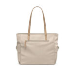 Sac à main lycée pratique et tendance sur fond blanc
