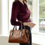 Sac à main marron élégant grande capacité, porté au bras par une femme