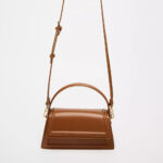 Sac à main marron en simili cuir à bandoulière, avec bandoulière dépliée