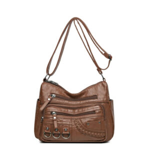 Sac à main marron vintage et multipoches sur fond blanc