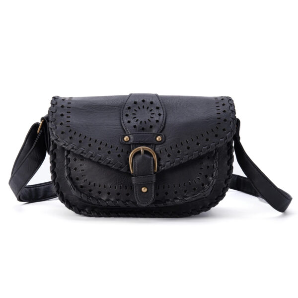 Sac à main noir et élégant sur fond blanc