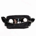 Sac à main noir en nylon avec bandoulière ouvert avec des accessoires à l'interieur