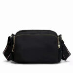 Sac à main noir en nylon avec bandoulière vue de dos