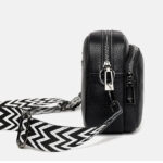 Sac à main noir et simple avec bandoulière à chevron noir et blanc