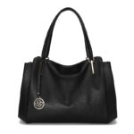 Sac à main noir et versatile en cuir sur fond blanc vue de face avant