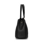 Sac à main noir et versatile en cuir sur fond blanc vue de profil