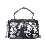 Sac à main originalnoiravec des graffitis bancs, incluant des dessins de la Tour Eiffel.