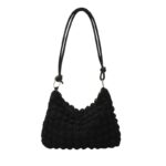 Sac à main original et moderne en matière souple sur fond blanc