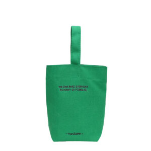 Sac à main original et pratique en toile sur fond blanc