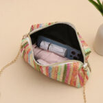 Sac à main original et raffiné multicolore ouvert avec vue intérieure