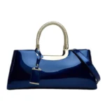 Sac à main originale verni bleu avec décor en métal, idéal pour les soirées.