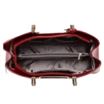 Sac à main originale verni rouge avec décor en métal, idéal pour les soirées. vue de l'intérieur du sac