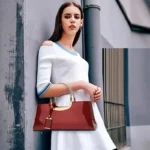 Sac à main originale verni rouge avec décor en métal, idéal pour les soirées.Sac porté au bras