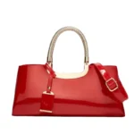 Sac à main originale verni rouge avec décor en métal, vue de face