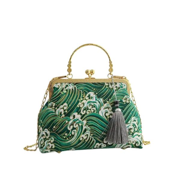 Sac à main original et vintage en tissu sur fond blanc