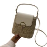 Sac à main paille chic et pratique tenue par une femme sur fond blanc