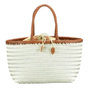 Sac à main paille design et fonctionnel sur fond blanc