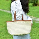 Sac à main paille design et fonctionnel tenu au bras